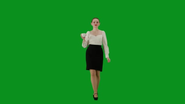 現代のビジネス女性クリエイティブ広告コンセプト クロマキーグリーンスクリーンの魅力的なオフィスガールの肖像画 スカートの女性とブラウスの笑顔の表情 マグカップからコーヒーを飲む — ストック動画