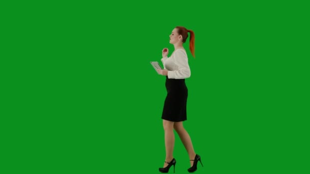 現代のビジネス女性クリエイティブ広告コンセプト クロマキーグリーンスクリーンの魅力的なオフィスガールの肖像画 タブレットを持っているカメラで話すスカートの女性 サイドビュー — ストック動画