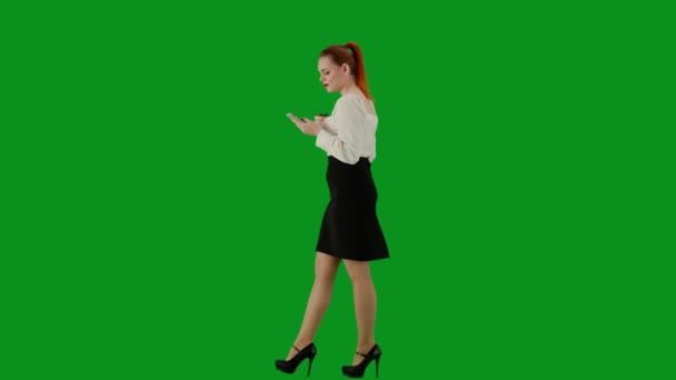现代商业女性 色键绿色屏幕上漂亮的办公室女孩的肖像 穿着裙子和衬衫的女人边走边喝着杯子里的咖啡 用智能手机发短信 侧视图 — 图库视频影像