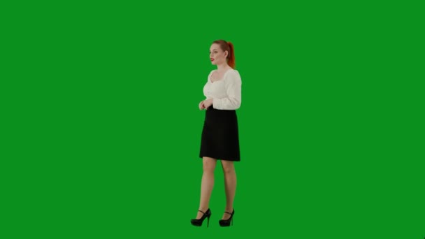 現代のビジネス女性 クロマキーグリーンスクリーンの魅力的なオフィスガールの肖像画 スカートの女性と カメラで話すこと ポジティブな表情でブラウス ハーフターン — ストック動画