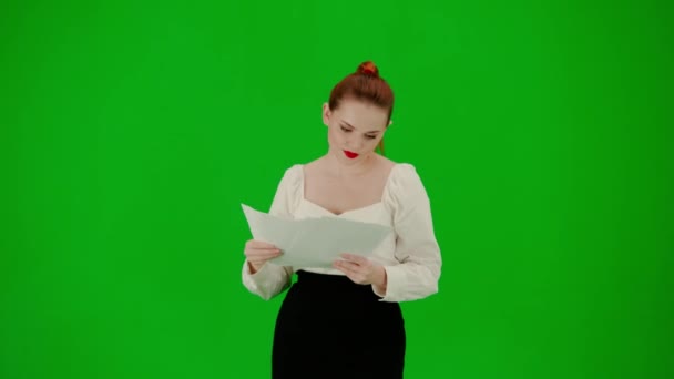 现代商业女性创意广告理念 色键绿色屏幕上漂亮的办公室女孩的肖像 穿着裙子和衬衫的女人看文件 开始跳舞 面带微笑 — 图库视频影像