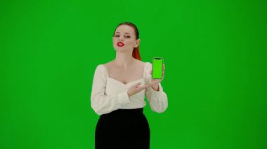 Modern iş kadını. Krom anahtar yeşil ekranda çekici ofis kızı portresi. Etekli bir kadın cep telefonu tutuyor ve kamera önünde konuşuyor.