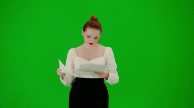 Modern iş kadını yaratıcı reklam konsepti. Krom anahtar yeşil ekranda çekici ofis kızı portresi. Etek ve bluz giyen kadın evrak okuyor, odaklanmış gülen yüz ifadesi var..