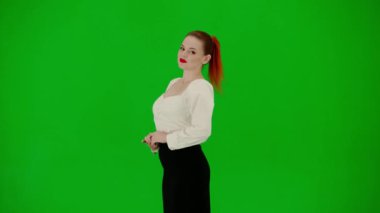 Modern iş kadını yaratıcı reklam konsepti. Krom anahtar yeşil ekranda çekici ofis kızı portresi. Etek ve bluz giyen, gülümseyen yüzüyle poz veren ve zıplayan bir kadın..