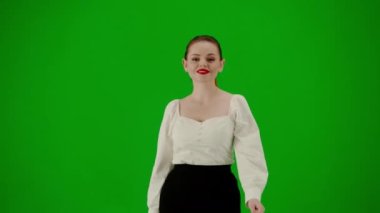 Modern iş kadını yaratıcı reklam konsepti. Krom anahtar yeşil ekranda çekici ofis kızı portresi. Etek ve bluz giyen kadın kurnazca yürüyor..