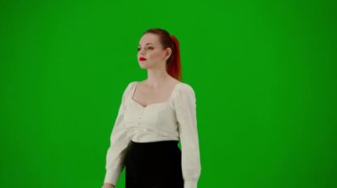 Modern iş kadını yaratıcı reklam konsepti. Krom anahtar yeşil ekranda çekici ofis kızı portresi. Etek ve bluz giyen kadın kurnazca yürüyor. Yarım dönüş..