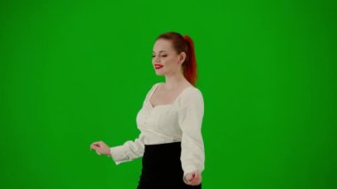 Modern iş kadını. Krom anahtar yeşil ekranda çekici ofis kızı portresi. Etek ve bluz giyen kadın kurnazca dans ediyor, kameraya bakıp gülümsüyor. Yarım dönüş..