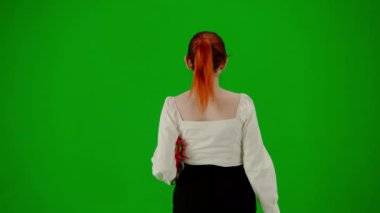 Modern iş kadını. Krom anahtar yeşil ekranda çekici ofis kızı portresi. Etek ve bluzlu bir kadın, elinde kağıt dosya ve kırmızı hediye poşetleriyle yürüyor. Arka plan.