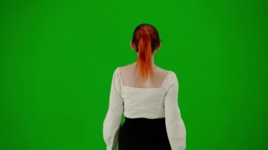 Modern iş kadını yaratıcı reklam konsepti. Krom anahtar yeşil ekranda çekici ofis kızı portresi. Etek ve bluz giyen kadın kurnazca yürüyor. Arka plan.