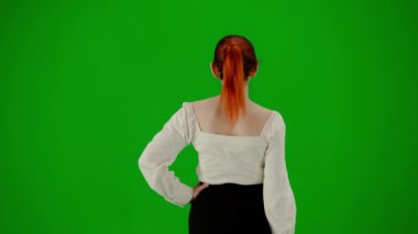 Modern iş kadını yaratıcı reklam konsepti. Krom anahtar yeşil ekranda çekici ofis kızı portresi. Etekli ve bluzlu bir kadın güvenli bir şekilde yürüyor, elleri belinde. Arka plan.