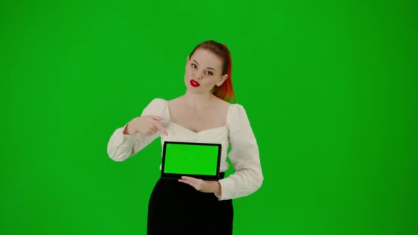 现代商业女性创意广告理念 色键绿色屏幕上漂亮的办公室女孩的肖像 身着裙子的女人拿着装有笑料的平板电脑 在镜头前聊天 做广告服务 — 图库视频影像