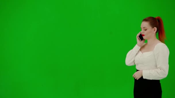 現代のビジネス女性クリエイティブ広告コンセプト クロマキーグリーンスクリーンの魅力的なオフィスガールの肖像画 スカートの女性が歩き回ってスマートフォンのネガティブな表現で話す — ストック動画