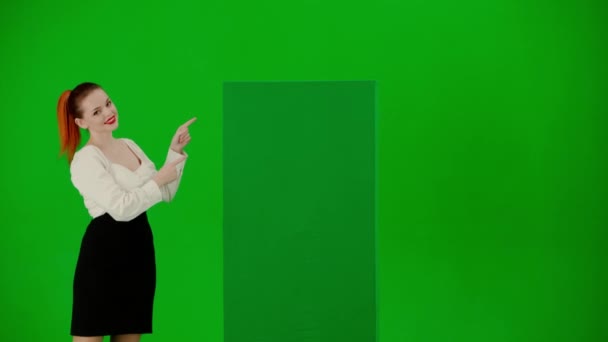 現代のビジネス女性クリエイティブ広告コンセプト クロマキーグリーンスクリーンの魅力的なオフィスガールの肖像画 スカートとブラウスの女性 緑の広告ボードを指して立って — ストック動画