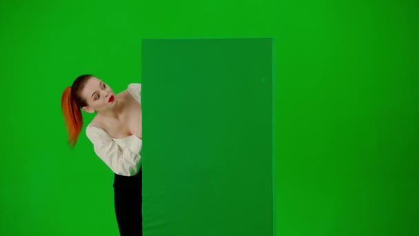 现代商业女性创意广告理念 色键绿色屏幕上漂亮的办公室女孩的肖像 穿着裙子和女衫的女人躲在广告牌后面 满脸诧异地微笑 — 图库视频影像