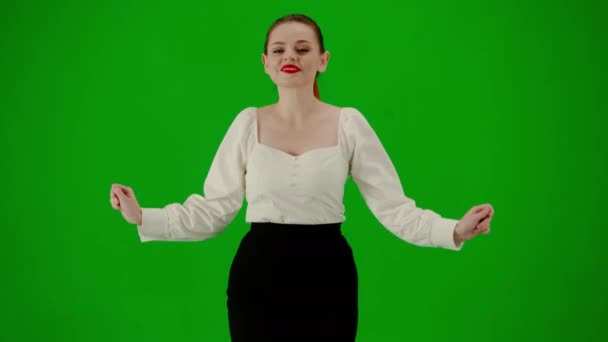 Modern Kadını Yaratıcı Reklam Konsepti Krom Anahtar Yeşil Ekranda Çekici — Stok video