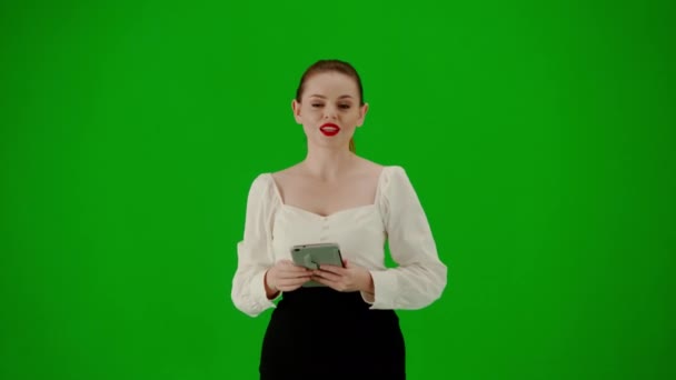 现代商业女性创意广告理念 色键绿色屏幕上漂亮的办公室女孩的肖像 穿着裙子走在镜头前说话的女人拿着石碑 积极向上的表情 — 图库视频影像