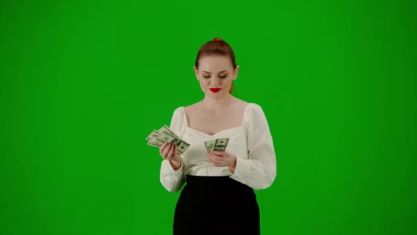现代商业女性创意广告理念 色键绿色屏幕上漂亮的办公室女孩的肖像 穿着裙子和衬衫的女人走路 满脸快乐的表情 — 图库视频影像