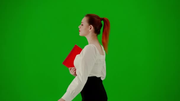 现代商业女性 色键绿色屏幕上漂亮的办公室女孩的肖像 身穿短裙和女衫 头戴纸夹 头戴红色礼品袋的女性 侧视图 — 图库视频影像