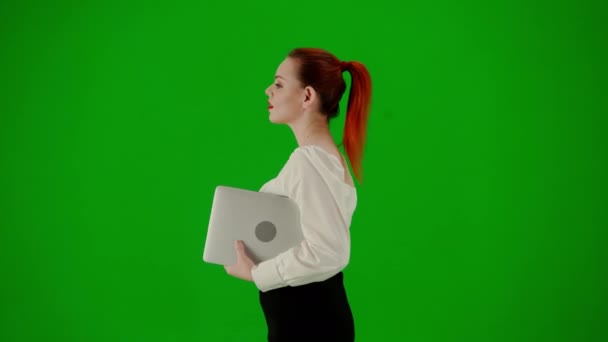 现代商业女性创意广告理念 色键绿色屏幕上漂亮的办公室女孩的肖像 穿着短裙和女衫 手持笔记本电脑走路的女人 侧视图 — 图库视频影像