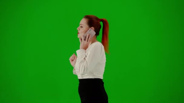 現代のビジネス女性 クロマキーグリーンスクリーンの魅力的なオフィスガールの肖像画 スマートフォンで話すスカートとブラウスの女性 前向きな表情 サイドビュー — ストック動画