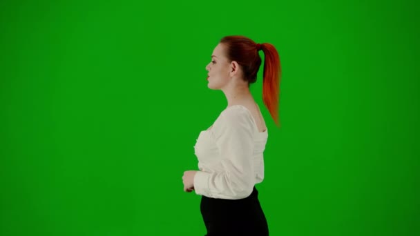 现代商业女性创意广告理念 色键绿色屏幕上漂亮的办公室女孩的肖像 穿着裙子和衬衫的女人走路和说话 侧视图 — 图库视频影像