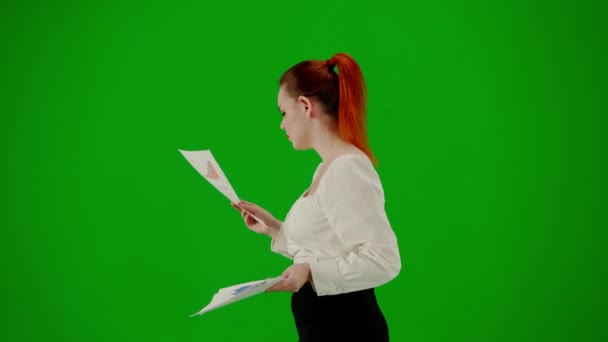 Modern Kadını Krom Anahtar Yeşil Ekranda Çekici Ofis Kızı Portresi — Stok video