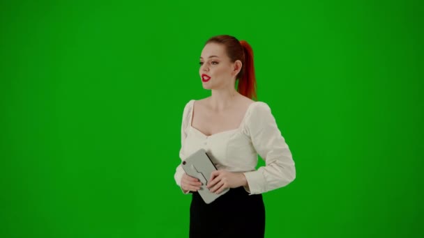 Modern Kadını Krom Anahtar Yeşil Ekranda Çekici Ofis Kızı Portresi — Stok video