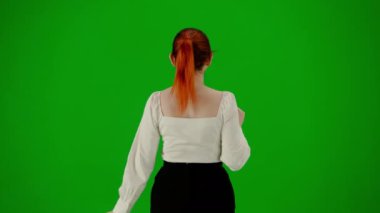 Modern iş kadını yaratıcı reklam konsepti. Krom anahtar yeşil ekranda çekici ofis kızı portresi. Etek ve bluz giyen bir kadın konuşuyor. Arka plan.