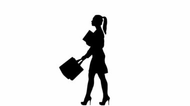 Modern iş kadını. Beyaz arka planda siyah ofis kızı silueti. Etek ve bluzlu bir kadın ellerinde çanta ve dosyayla yürüyor. Yan görünüm