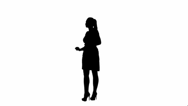 現代のビジネス女性 白い隔離された背景にオフィスの女の子の黒いシルエット スカートとブラウスのウォーキングと陽気なダンスの女性 — ストック動画