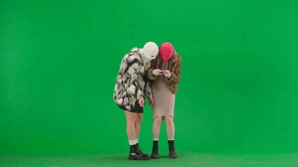 Duas Mulheres Balaclavas Brancas Rosa Jogando Jogo Smartphone Mulheres Estranhas — Fotografia de Stock