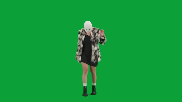 Жінка Білій Балаклаві Шубці Вечірній Сукні Ходить Танцює Весело Підстрибує — стокове відео