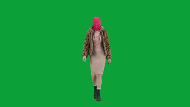 Mujer Pasamontañas Rosa Abrigo Piel Tigre Vestido Noche Caminando Mujer — Vídeo de stock