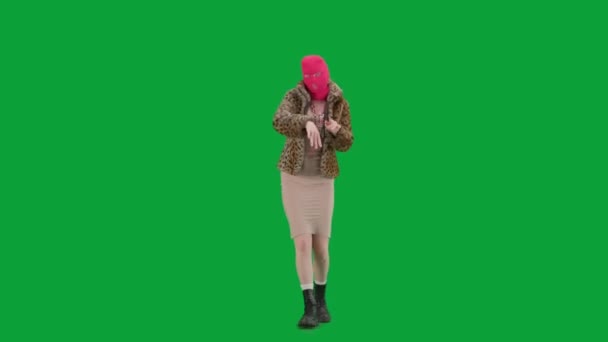 Жінка Рожевій Балаклаві Тигровій Шубці Вечірній Сукні Ходить Танцює Весело — стокове відео