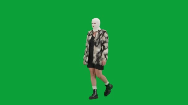 Женщина Белой Балаклаве Шубу Вечернее Платье Ходьба Женщина Фрик Зеленом — стоковое видео