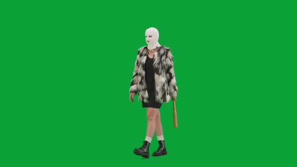 Femme Cagoule Blanche Manteau Fourrure Robe Soirée Marchant Avec Batte — Video