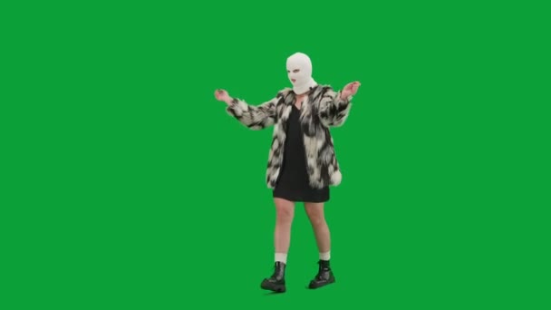 Женщина Белой Балаклаве Шубу Вечернее Платье Весело Ходит Танцует Поднятыми — стоковое видео