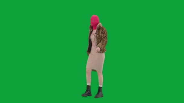 ピンクのバラバラの女性 タイガー毛皮のコート 夜のドレスウォーキング スタジオの緑の背景に女性フリーク ファッショントレンドコンセプト ファッションのフェミニストのトレンド ハーフターン — ストック動画