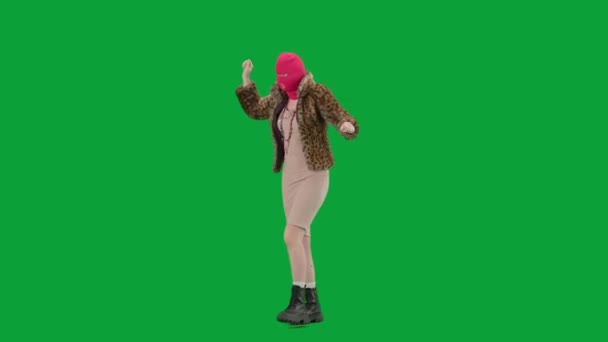 Femme Cagoule Rose Manteau Fourrure Tigre Robe Soirée Marchant Dansant — Video