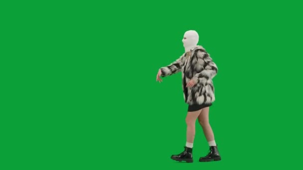 Kobieta Białej Kominiarce Futro Suknia Wieczorowa Spacerujące Tańczące Wesoło Rękami — Wideo stockowe
