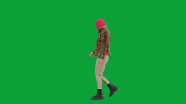 Kvinna Rosa Balaklava Tiger Päls Och Aftonklänning Promenader Kvinna Freak — Stockvideo
