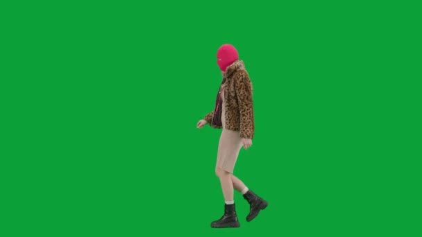 Жінка Рожевій Балаклаві Тигровій Шубці Вечірній Сукні Жінка Вироджується Зеленому — стокове відео