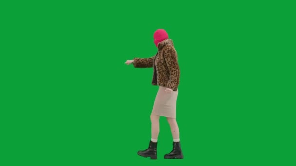 Жінка Рожевій Балаклаві Тигровій Шубці Вечірній Сукні Танцює Вказує Свій — стокове відео