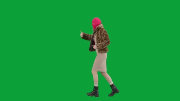 Pembe Kar Maskeli Kadın Kaplan Ceketli Gece Elbisesi Giymiş Stüdyoda — Stok video