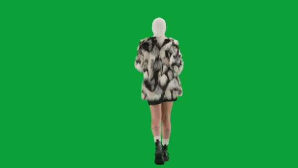 Beyaz Kar Maskeli Kadın Palto Gece Elbisesi Giyiyor Stüdyoda Yeşil — Stok video
