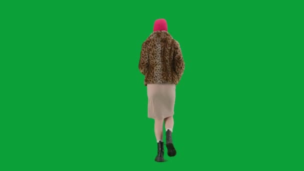 Pembe Kar Maskeli Kadın Kaplan Ceketli Gece Elbisesi Giymiş Stüdyoda — Stok video