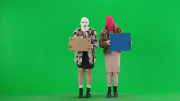 Две Женщины Балаклавах Искусственных Шубах Пикетируют Студию Зеленом Экране Женщины — стоковое видео