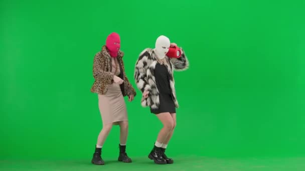 흰색과 분홍색 Balaclavas 스튜디오 배경에 코트에 이상한 트렌드 패션의 페미니스트 — 비디오
