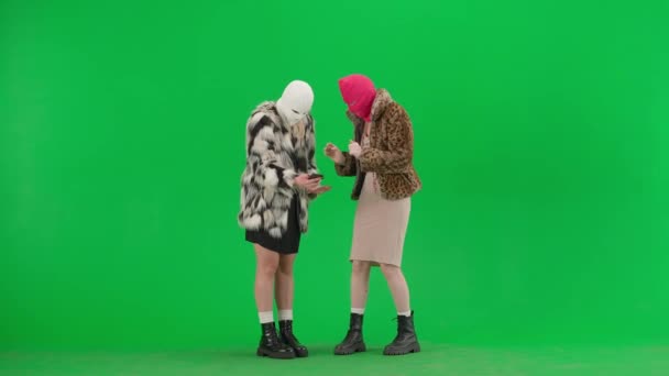 Дві Жінки Біло Рожевих Балаклавах Дивляться Очікувано Смартфон Засмучуються Через — стокове відео