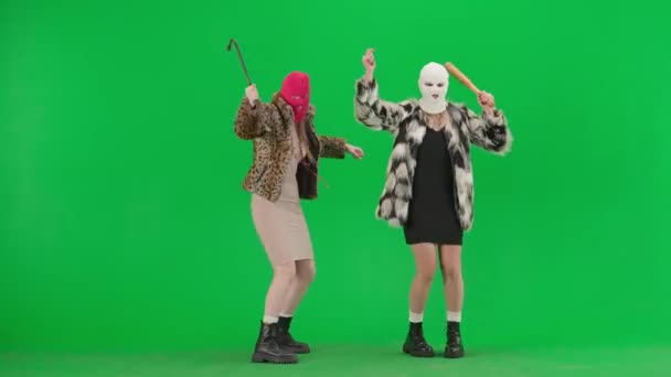 Beyaz Pembe Kar Maskeli Iki Kadın Bir Sopa Levyeyle Komik — Stok video